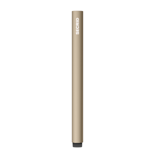 Ein sandfarbener Secrid Stift in schlankem Design, stehend abgebildet.