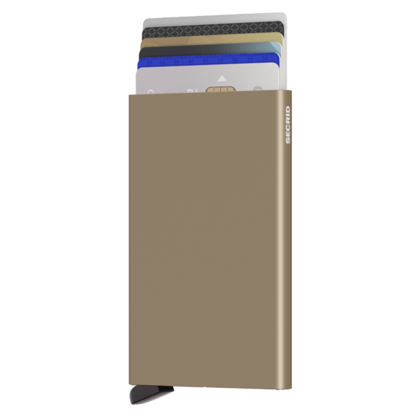 Beiger Secrid Cardprotector mit mehreren herausragenden Kreditkarten, zeigt kompakte und stilvolle Kartenspeicherung.